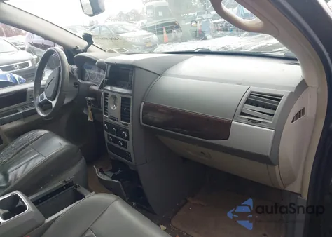 2010 Chrysler Town & Country Touring z USA, uszkodzony, nr VIN 2A4RR5D1XAR241014